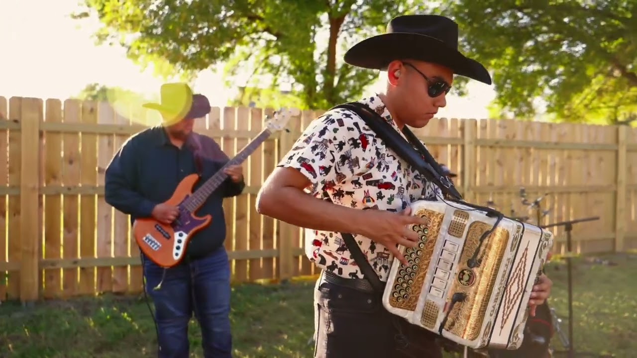 Besos y Copas (feat. Los De La Pradera)