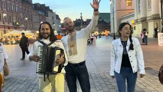 Колумбієць і словак заспівали відому українсько-польську пісню у центрі Варшави