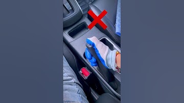 The most correct operation is to directly pull up the handbrake with your right hand.