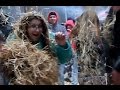 Ура! Праздник! Солома. Все веселятся, бросают солому. People are throwing straw. Солома.