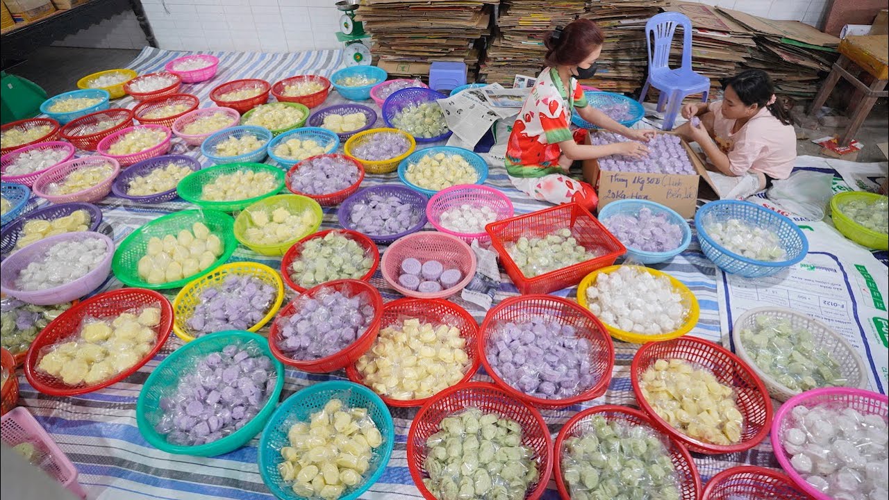 Vào tận lò bánh in miền tây tận mắt quy trình làm ra mẻ bánh chỉ sử dụng màu tự nhiên