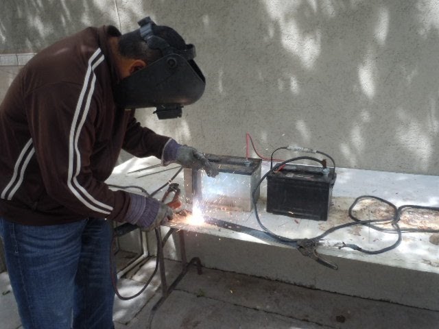 Como soldar con dos baterias de auto 