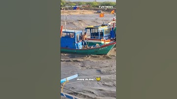 Quá khủng khiếp: Nước lũ về nhanh, nhiều ghe thuyền, tài sản của bà con bị cuốn trôi ra biển 😢