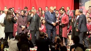 Abdullah Gül Gelinine Diplomasını Verdi