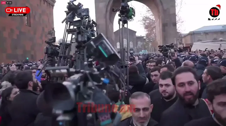 Հավատավոր ժողովուրդը դիմավորում է Մայր Տաճար եկող Ամենայն Հայոց Հայրապետին