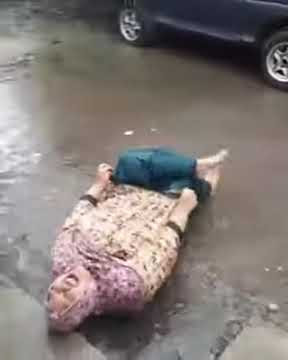 Vidio kocak emak emak mandi hujan sambil joget india