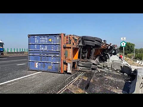 國道1號中山高貨櫃車翻覆 拖板車、轎車壓一團幸未釀傷亡