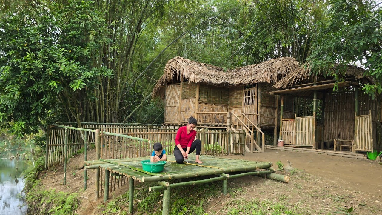 A day of Tieu Anh and her son, going to the forest to get water and making bamboo floors