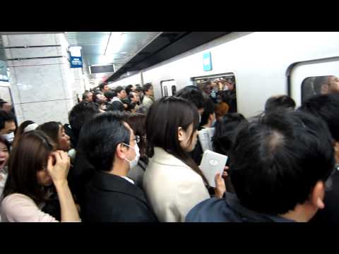Métro de Tokyo 3 jours après le tremblement de terre - Impossible de monter dans le train
