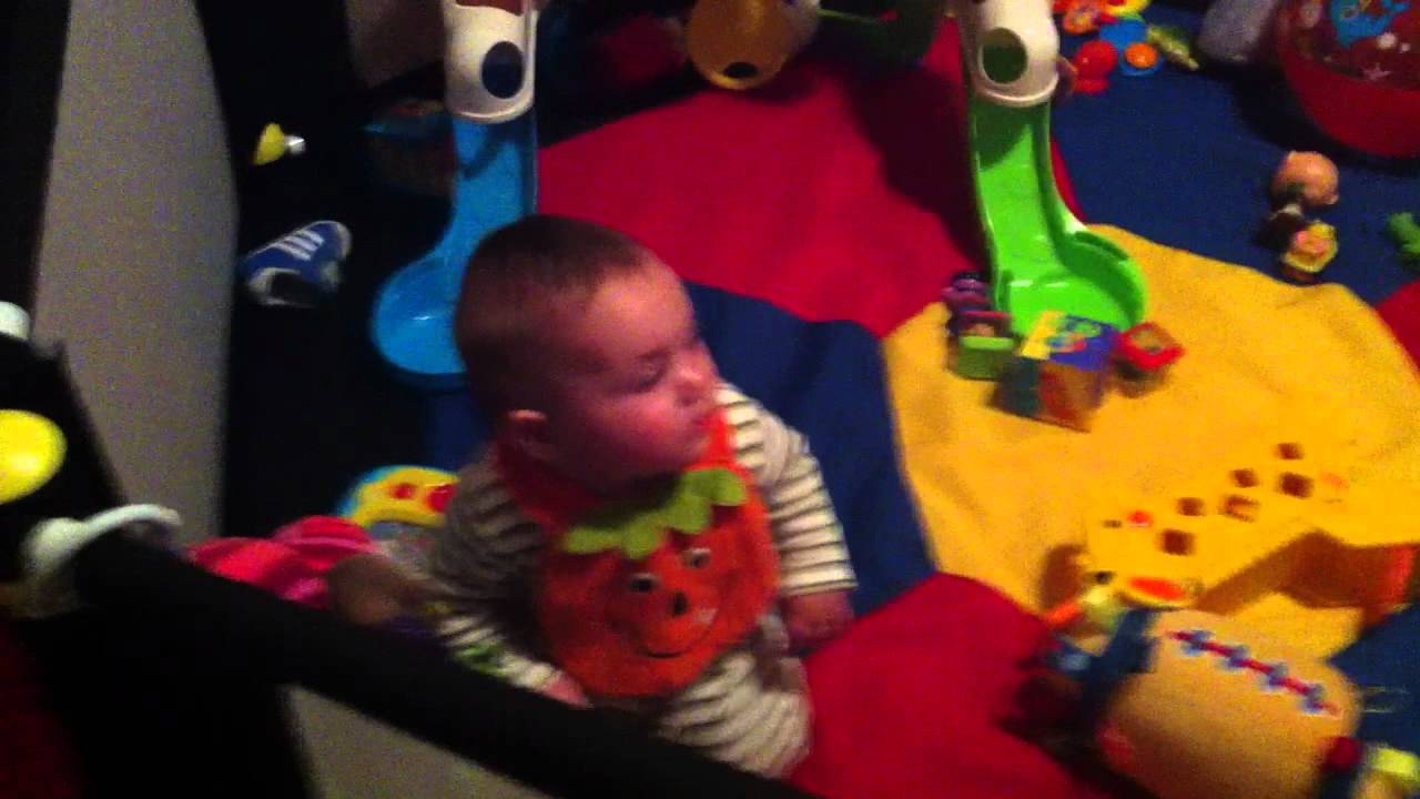 PIETRO 9 MESES SO QUER OUVIR A GALINHA PINTADINHA!