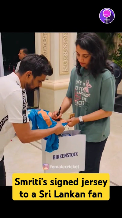 Lucky fan gets Smriti Mandhana's signed jersey ❤️ #ytshorts
