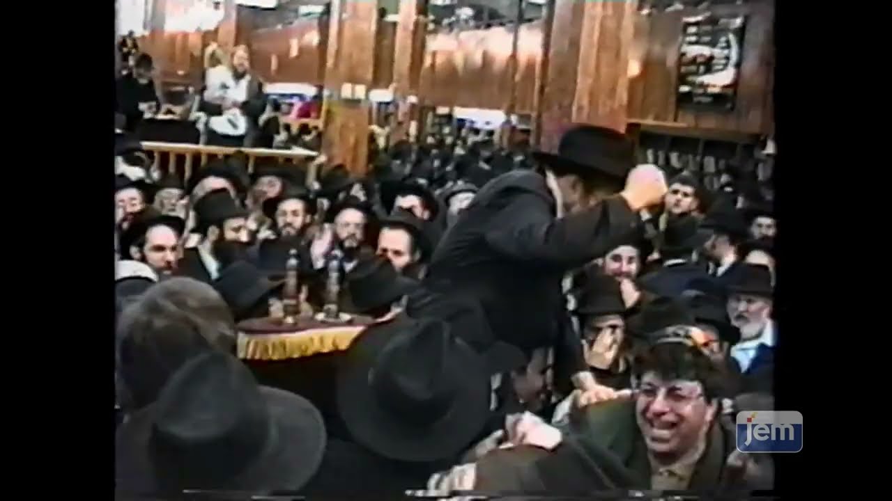 הרב גרשון מענדל גרליק, ר' לייבל ראסקין, ר' אברמל שם טוב ועוד רוקדים ניגון ר"ח כסלו