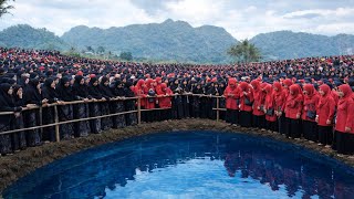 Download Lagu KONDISI TERKINI‼️IBU IBU BERBAJU HITAM DAN MERAH BERBONDONG BONDONG KE LOKASI SINKHOLE SITUJUAH BATU MP3