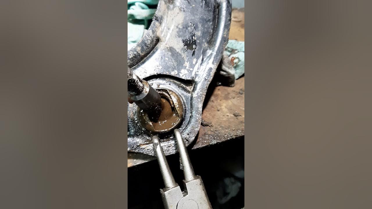 Sonata ef замена нижней шаровой. Шаровая верхняя соната тагаз 2. Замена шаровой опоры hyundai i30 2010. Sonata ef замена верхнего рычага. Замена верхних шаровых соната.