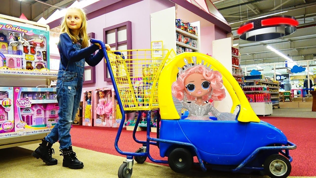 Полина покупает новые игрушки с куклой ЛОЛ