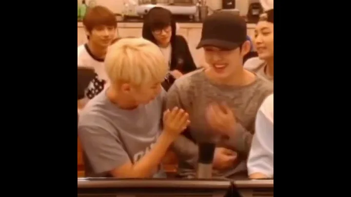 Hoshi admires Seungcheol's muscles 💪🏻 #hoshi #scoups #seventeen #carat #shorts #tiktok #kpop #svt