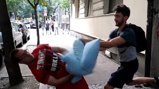 Udaranje jastucima sa prolaznicima - Pillow Fight