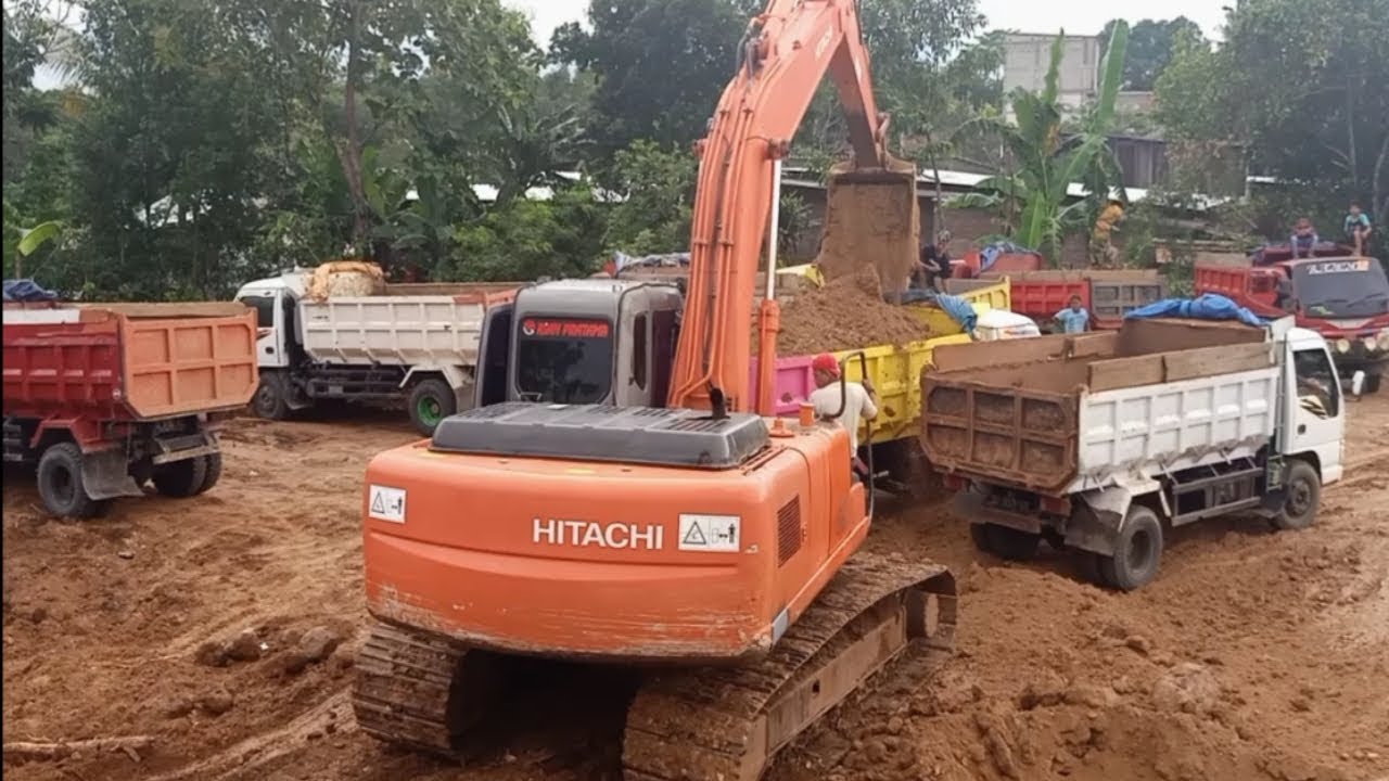 Excavator Hitachi Loanding Tanah  Timbunan Ke Mobil  Truk  