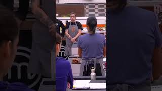 El Chef Diego se toma unos minutos para recibir consejos de los cocineros para mejorar la limpieza.