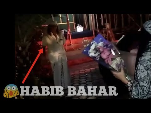 Kemesraan habib bahar di kasih bunga oleh istrinya umi fadlun Kemesraan habib bahar di kasih bunga oleh istrinya umi fadlun