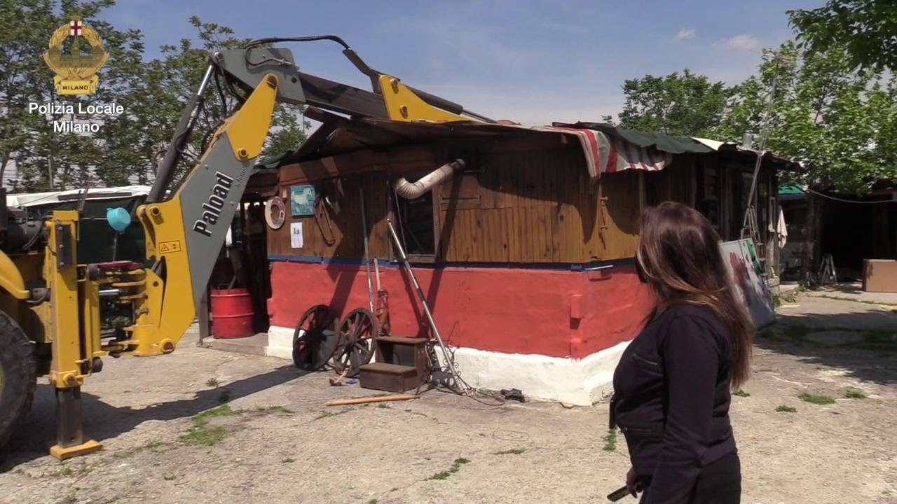Le ruspe in via Bonfadini a Milano: abbattuto il campo nomadi abusivo