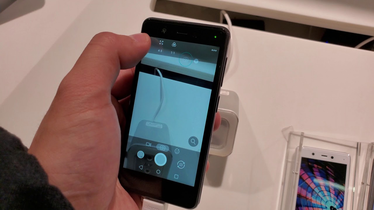 楽天モバイル製の超小型eSIM対応スマートフォン「Rakuten Mini