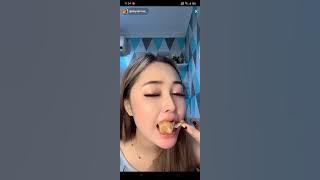 Elly Rahma cewek Jogja cantik live sambil makan siang cantik nya