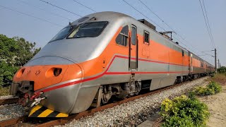 138次自強號通過(E1064)(12車附掛親子車廂)