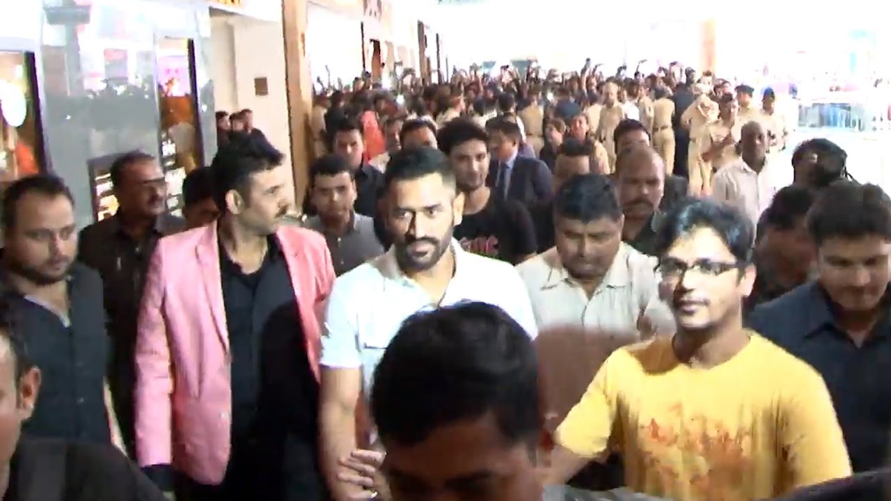 M S Dhoni & Sushant Singh Rajput MOBBED By Fans