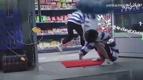 Hậu trường Đàm Tùng Vận lỡ tay chọi vào mông Tống Uy Long