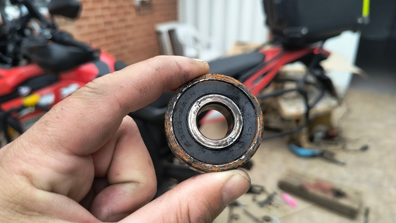 LE CAMBIAMOS LOS RULEMANES A LA GILERA SMX 250 ADVENTURE. 