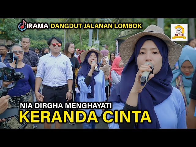 PENJIWAAN TERDALAM NIA DIRGHA MENYANYIKAN LAGU KERANDA CINTA SAMBIL HUJAN HUJANAN DI JALAN class=