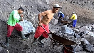JUPRI DIGS A HOLE TO BURY A LARGE ROCK 