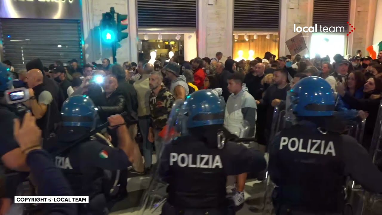 Protesta No Green Pass, cariche: persone a terra