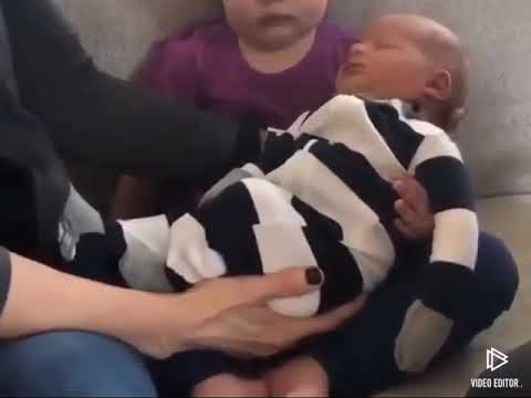 😱big sister slaps 1week old baby