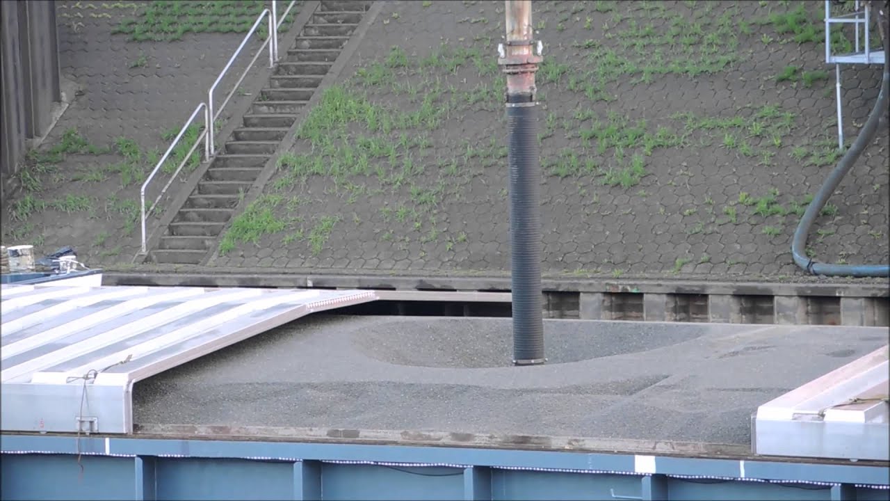 Entladung Güterschiff in Neuss Hafen
