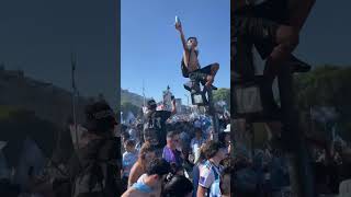 Люди в Аргентине залезли на столбы, безумная радость!