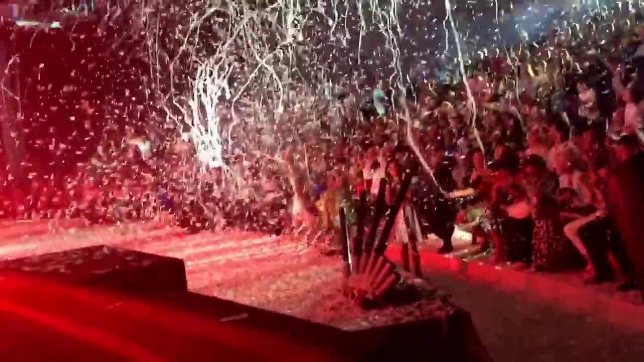 White confetti & white streamers shots