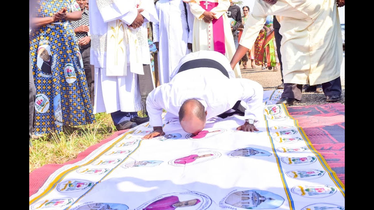 MAPOKEZI YA ASKOFU MTEULE WA KAHAMA AKIWASILI NA KUBUSU ARDHI YA KAHAMA KWA MARA YA KWANZA