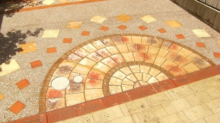 アプローチをピンクの砂利で洗い出し ラーバンテック　新潟