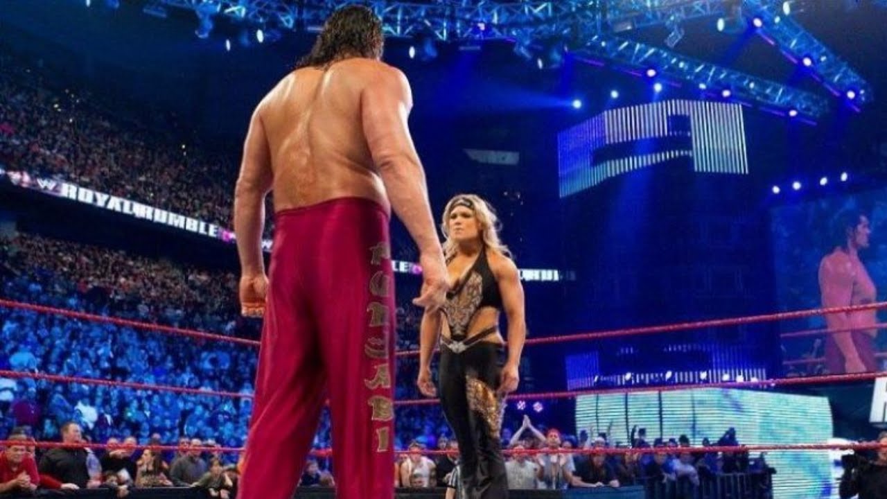 The Great Khali kissed, then ousted by Beth Phoenix: Royal Rumble 2010 -  YouTube