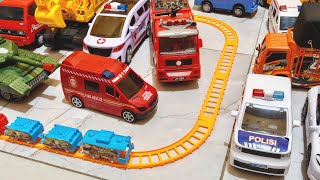 Mainan truk pemadam kebakaran, mobil polisi, tank deforma, excavator Beko robot, truk OLENG, bajaj