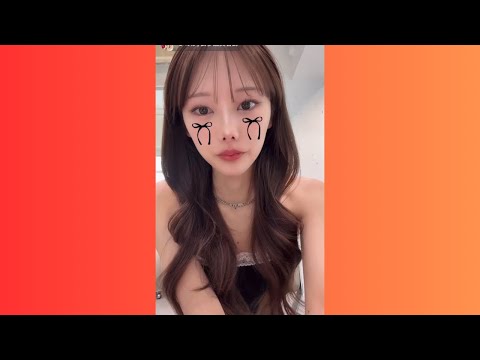 Tiktok 露出多めの美容師がミニスカからちらり 