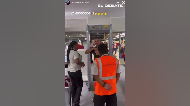 🥇 El futbolista de la selección española Arnau Tenas pita en el detector de metales del aeropuerto