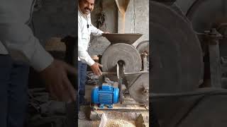 💥पुराने जमाने की आटा चक्की में लगा दी मोटर🚜 ! अब पिसाई हुई आसान #desijugaad #viralvideo