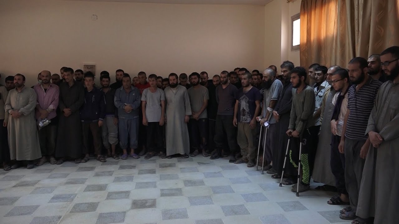 استسلام 275 عنصراً من تنظيم داعش في الرقة