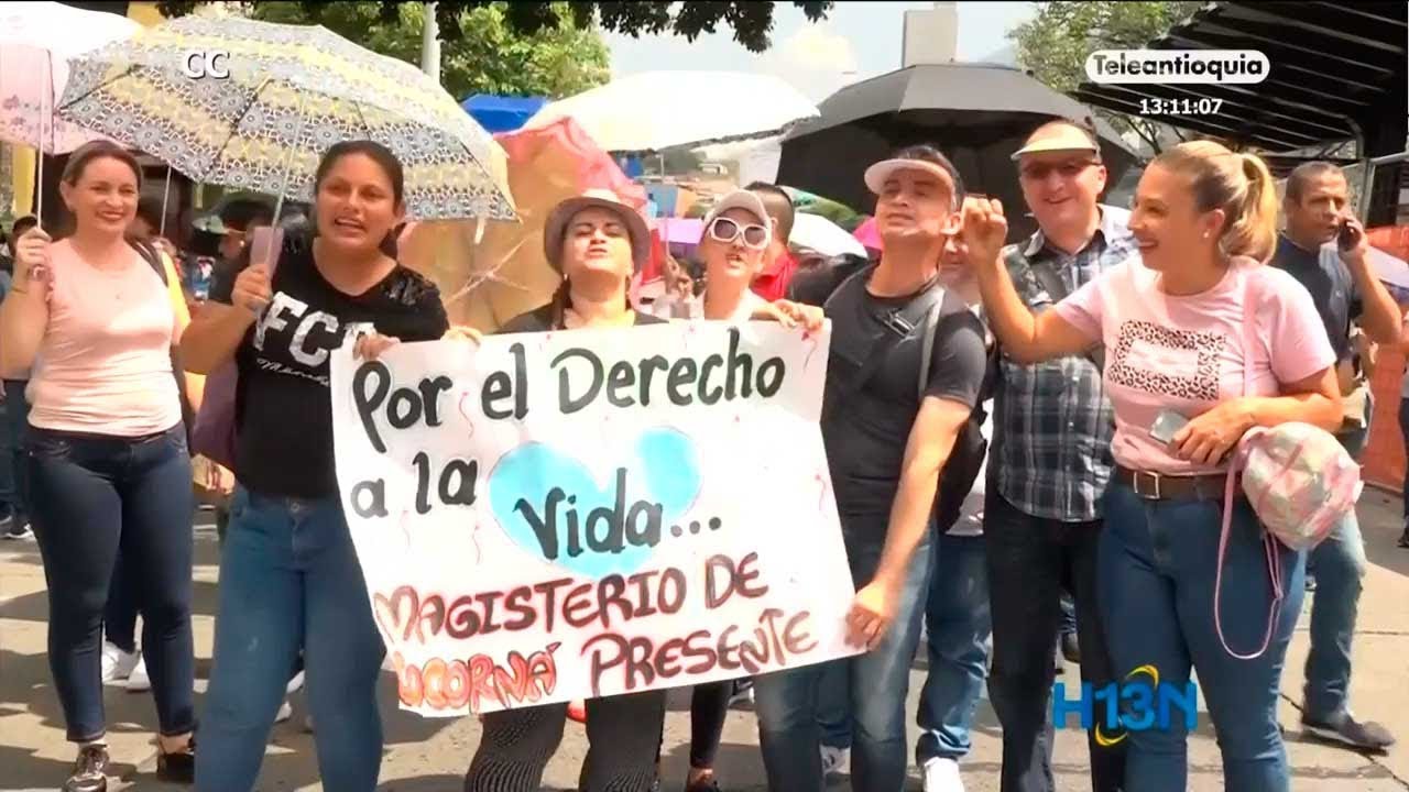Miles de docentes y estudiantes marchan en defensa del derecho a la ...