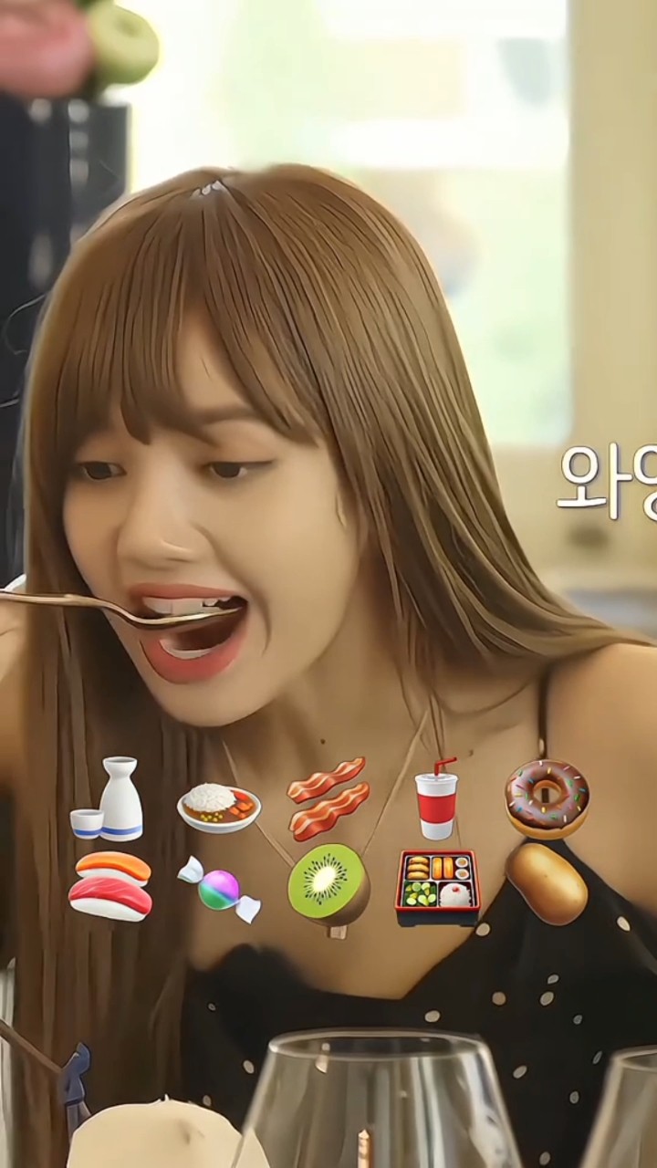 Cute Mukbang with LISA ?? #lisa #jisoo #jennie #rosé #blackpink #shorts
