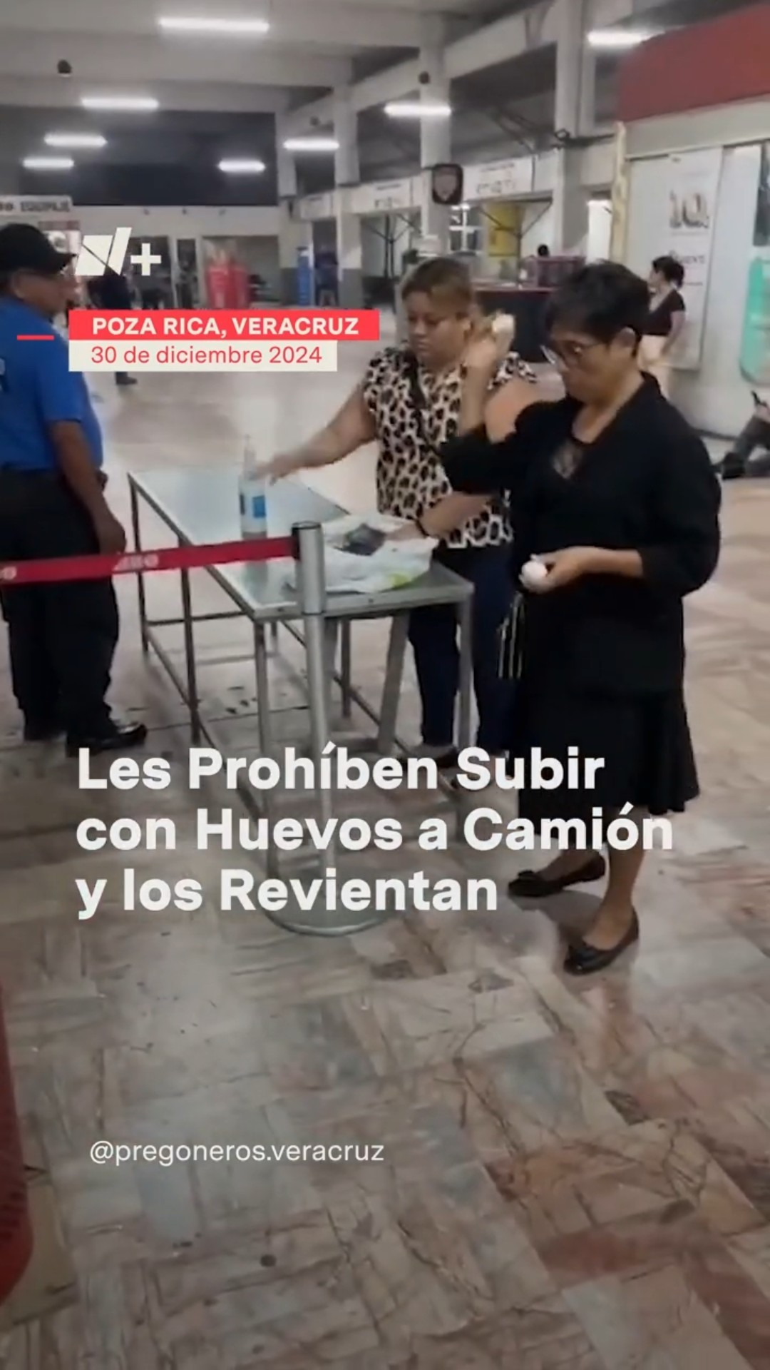 Les prohíben subir con huevos y los avientan en central camionera #nmas #shorts #veracruz