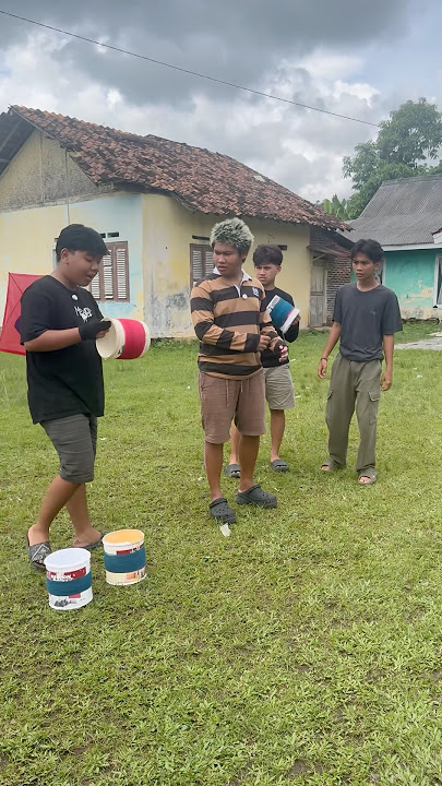 Kalian kalau main layangan pake benang gelasan juga ga #shorts #lucu #kocak